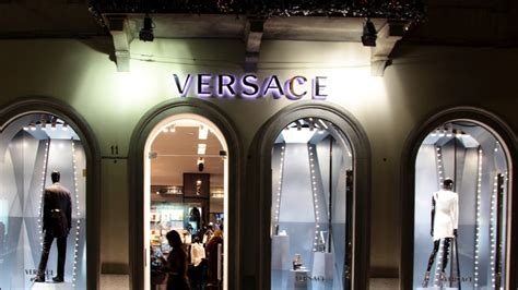 Versace venduta all'estero perché non ci sono acquirenti italiani